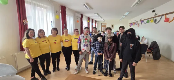 Itt a farsang áll a bál…